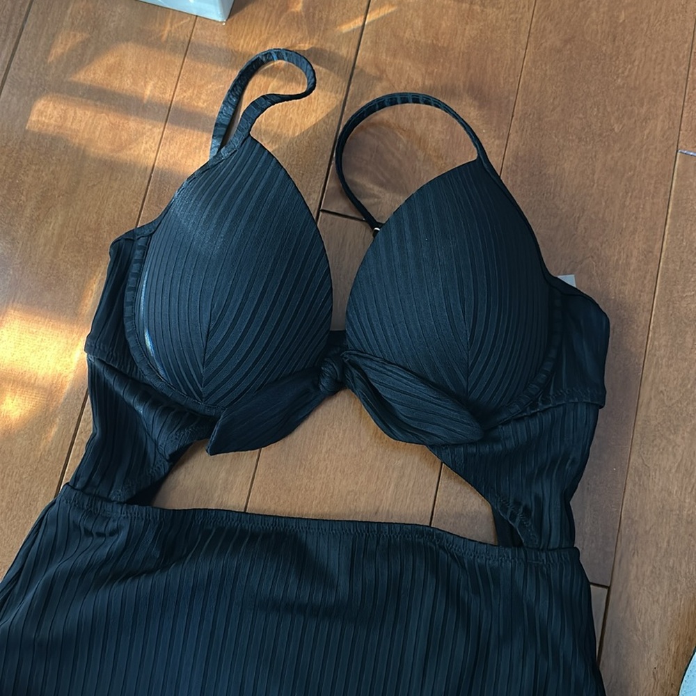 2 pc 34C- black Victoria secret swim top & black 1 piece swimsuit Shade & shore